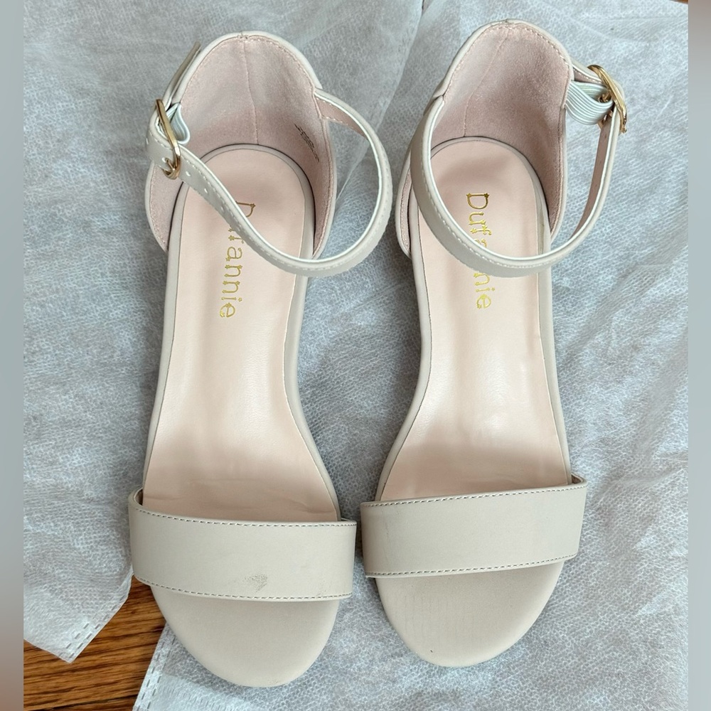 Dufannie Girls Open-Toe Shoes with Low Heel and Ankle Strap -Size 11 {Worn Once}